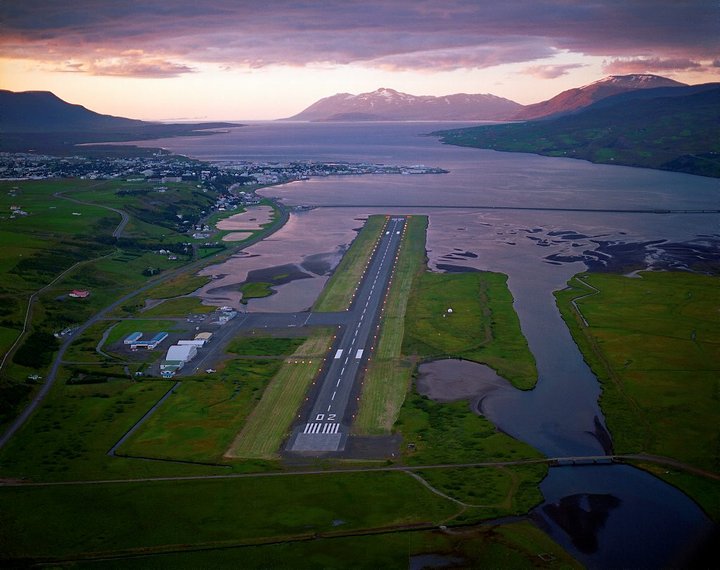 Farþegaflugi til landsins er beint til Akureyrar eða Egilsstaða ef ekki er hægt að lenda í Keflavík. Aukna uppbyggingu þarf til á Akureyri til þess að mæta aukinni umferð til landsins.