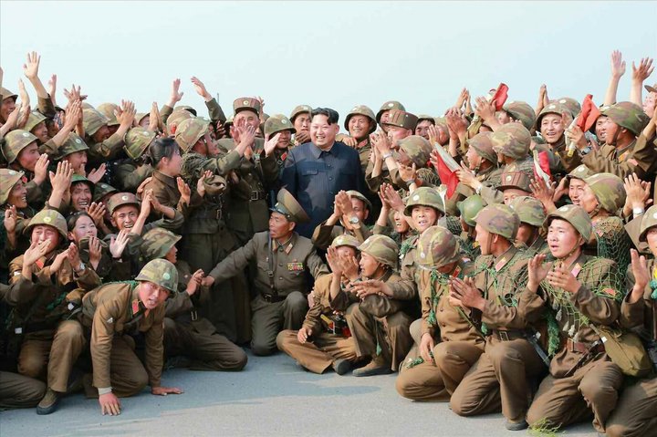 Kim Jong-un í hópi hermanna.