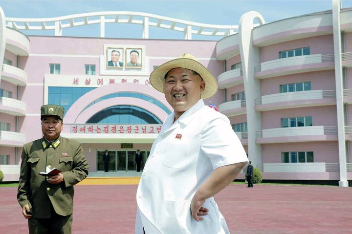 Kim Jong-un spókar sig í Pjongjang. Hann hefur haldið uppi sömu stefnu og faðir sinn síðan hann tók við sem leiðtogi árið 2011.