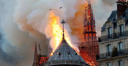 Frá bruna Notre Dame þann 15. apríl