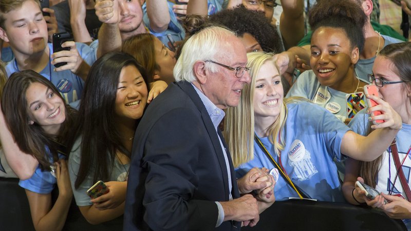 Bernie Sanders er vinsæll meðal kvenna, samkvæmt könnunum.