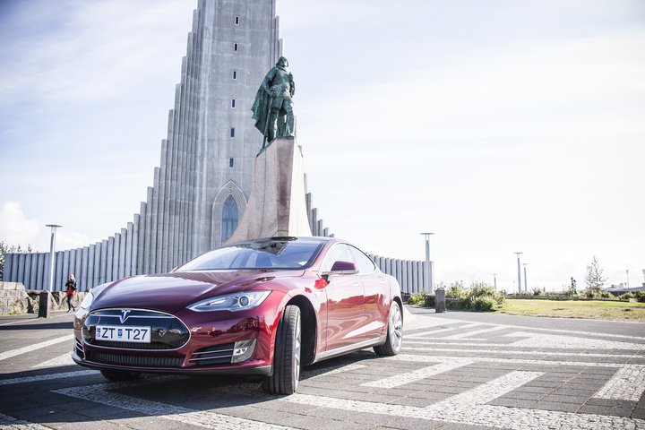Tesla-bifreið fyrir framan Hallgrímskirkju.