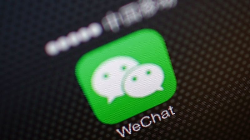 WeChat sem er í eigu Tencent. WeChat hefur tæpan milljarð notendur, að mestu leyti í Kína.