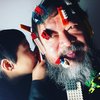 Ai Weiwei hefur birt nokkrar myndir af sér á Instagram-síðu sinni þar sem barn sést kubba á honum andlitið.